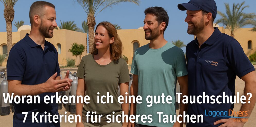 Professionelle Tauchlehrer der Lagona Divers Tauchschule vor einer gepflegten Urlaubsanlage am Roten Meer mit Palmen – Symbol für sichere Tauchausbildung und vertrauenswürdige Tauchbasis