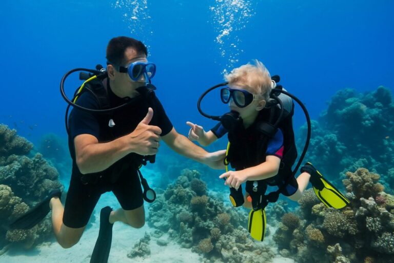 Tauchen mit einem Kind im Ozean.