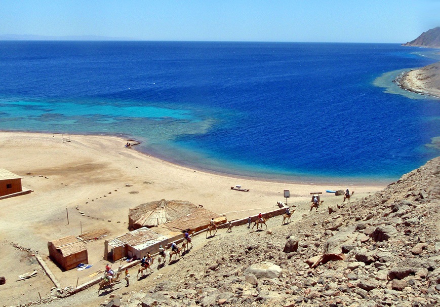 Ras Abu Galum Tauchplatz bei Dahab, Sinai, Ägypten mit Blick auf das Rote Meer, Strand und Beduinenhütten